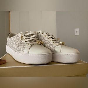 It’s a bit too small for me and I only wore it once didn’t like how it felt